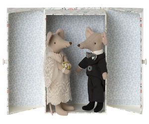 
            
                Load image into Gallery viewer, Wedding Mice Couple in a Box
            
        