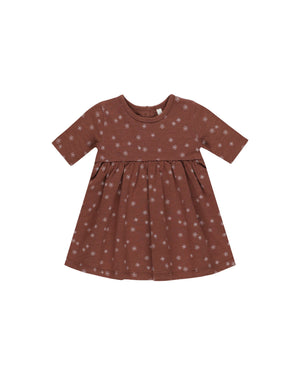 This dress is made from the softest cotton jersey, featuring a gathered skirt + half-length sleeves that reach just above the elbows, and a 2 button placket at the back neck. 

Featuring a "posies" all-over print on brick. 

Made of 100% Cotton